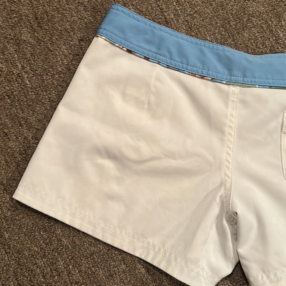 Women’s Reversible Floral/White Crazy Shirts Board Shorts *Like New* - Picture 12 of 14